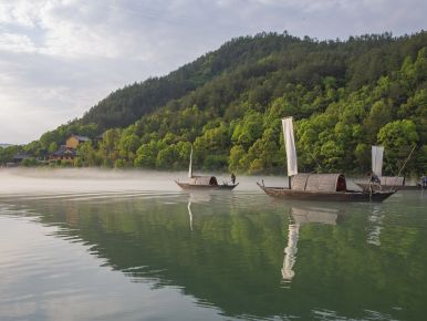《江山多娇：仙宫帆影》  Fairyland: Sail Boats and Temple on Water （组图2/7）