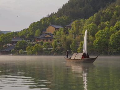 《江山多娇：仙宫帆影》  Fairyland: Sail Boats and Temple on Water （组图7/7）